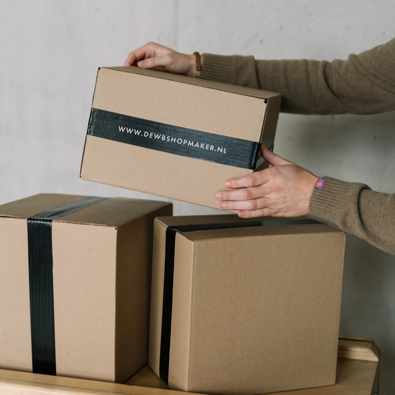 Een doos met zwarte tape met daarop de url van De WBshopmaker website