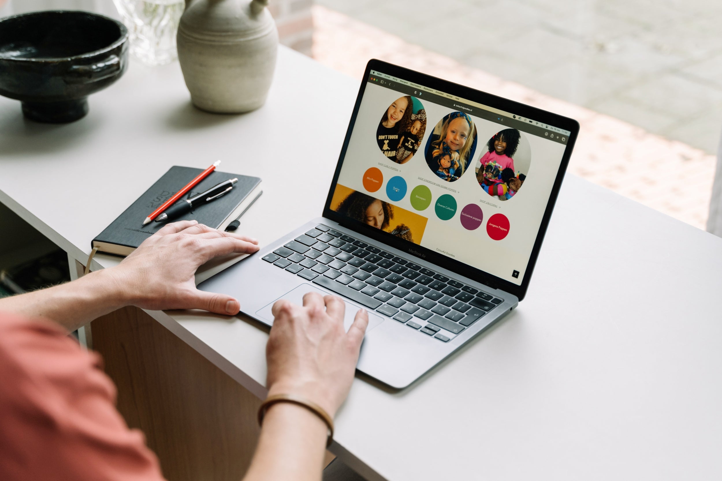 MacBook met een webshop gemaakt door De WBshopmaker