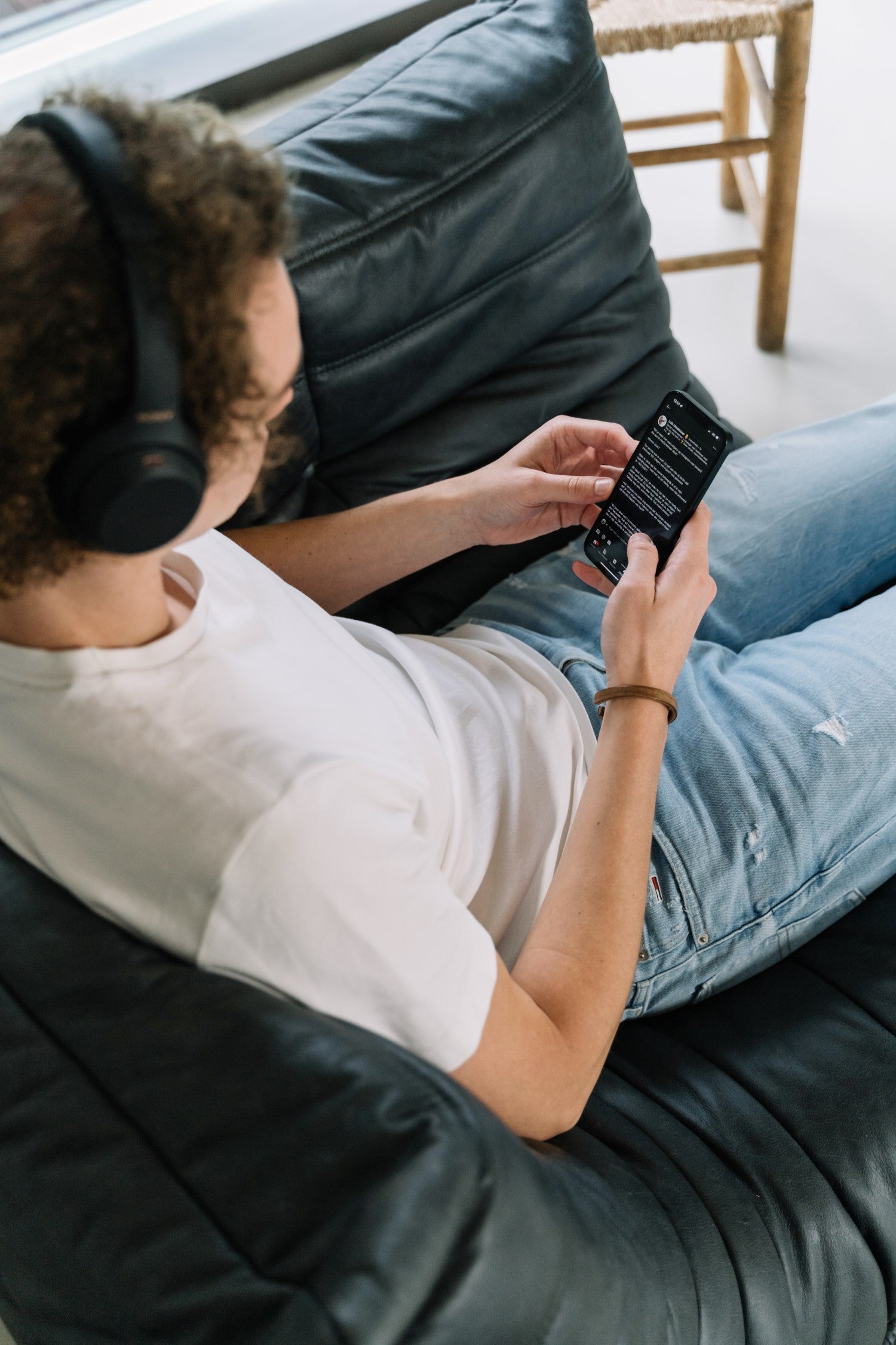 De WBshopmaker kijkend op zijn telefoon